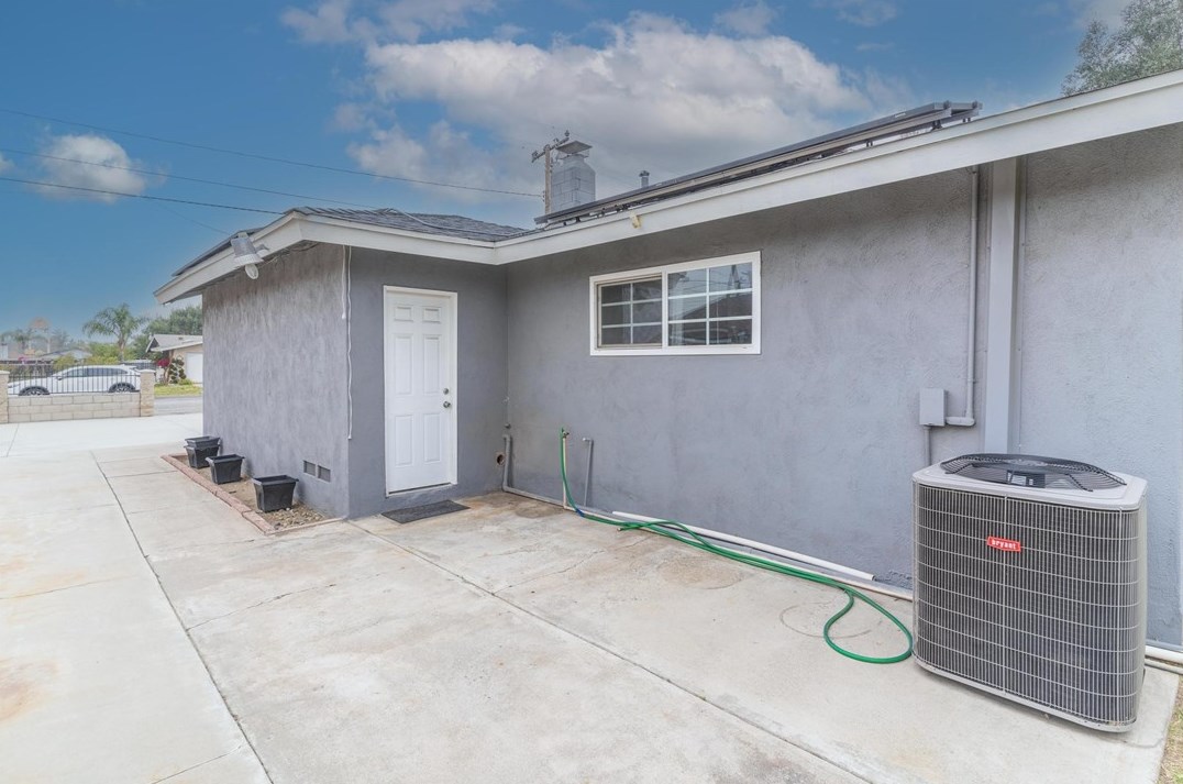 9281 Hemlock Ave, Fontana CA  92335-4326 exterior