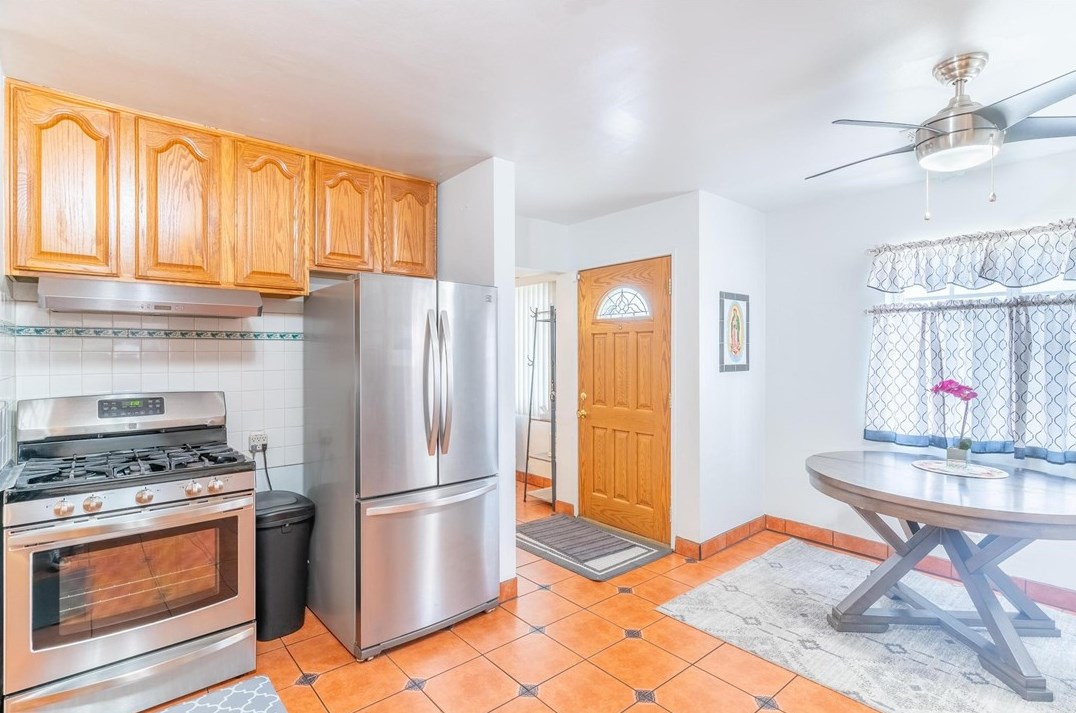 9281 Hemlock Ave, Fontana CA  92335-4326 exterior