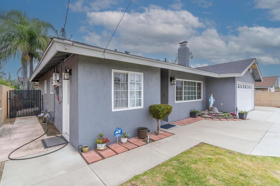 9281 Hemlock Ave, Fontana CA  92335-4326 exterior