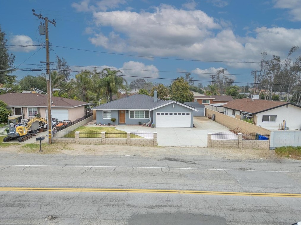 9281 Hemlock Ave, Fontana CA  92335-4326 exterior