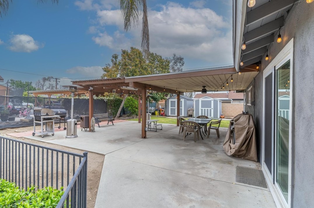 9281 Hemlock Ave, Fontana CA  92335-4326 exterior