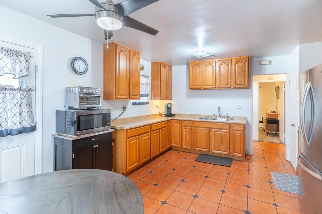 9281 Hemlock Ave, Fontana CA  92335-4326 exterior