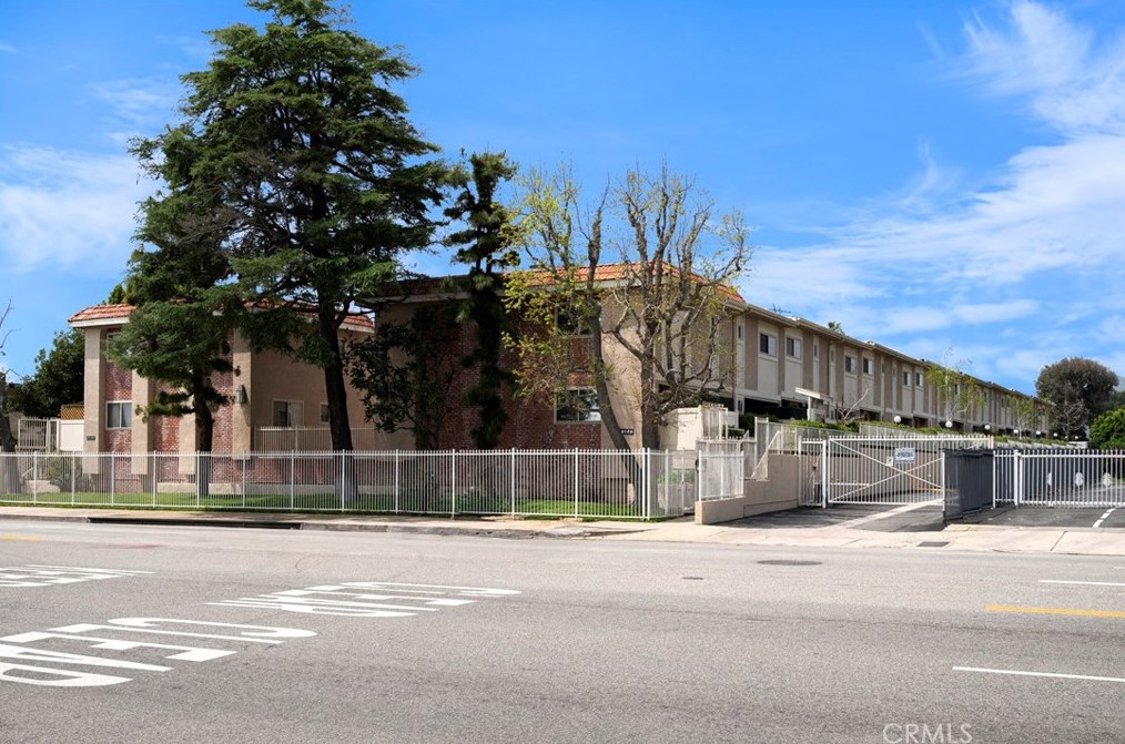 10159 De Soto Ave, Chatsworth CA  91311-3280 exterior
