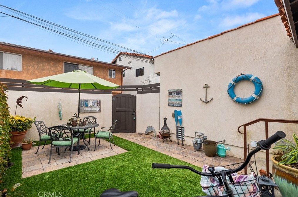 236 Granada Ave, Long Beach CA  90803-5512 exterior