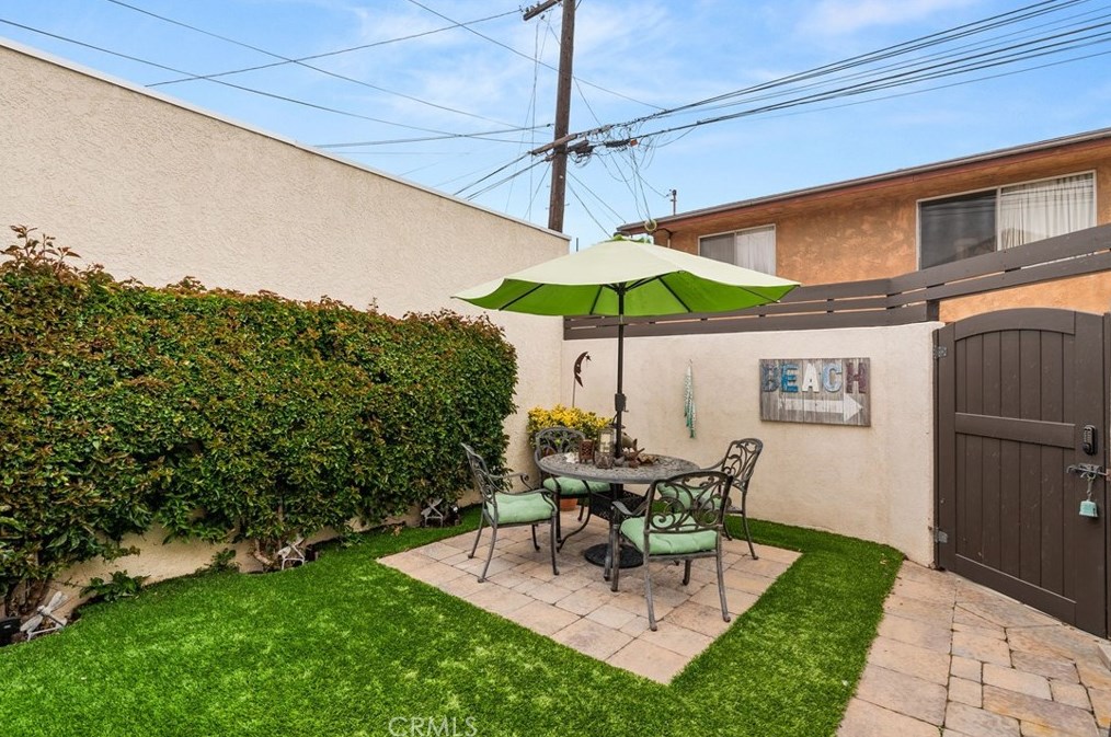 236 Granada Ave, Long Beach CA  90803-5512 exterior