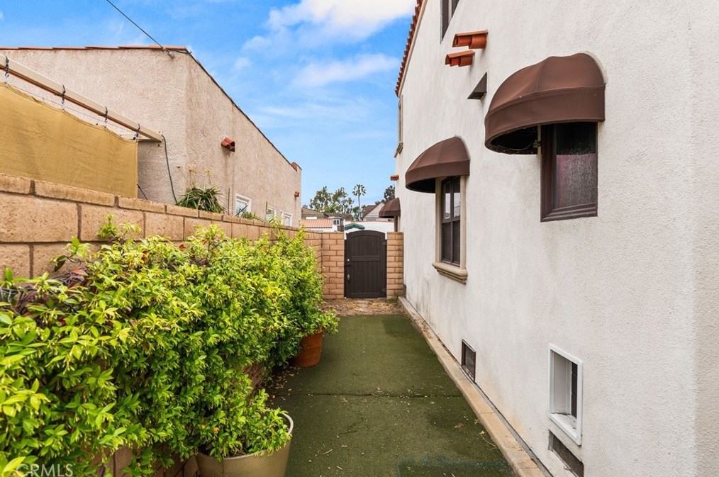 236 Granada Ave, Long Beach CA  90803-5512 exterior