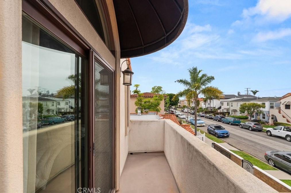 236 Granada Ave, Long Beach CA  90803-5512 exterior