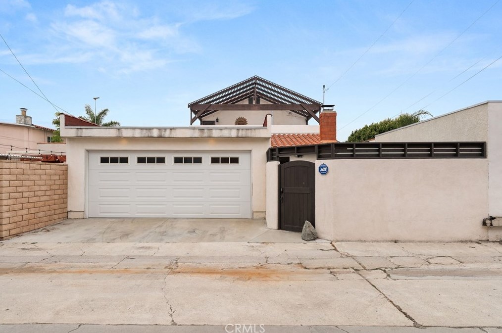 236 Granada Ave, Long Beach CA  90803-5512 exterior