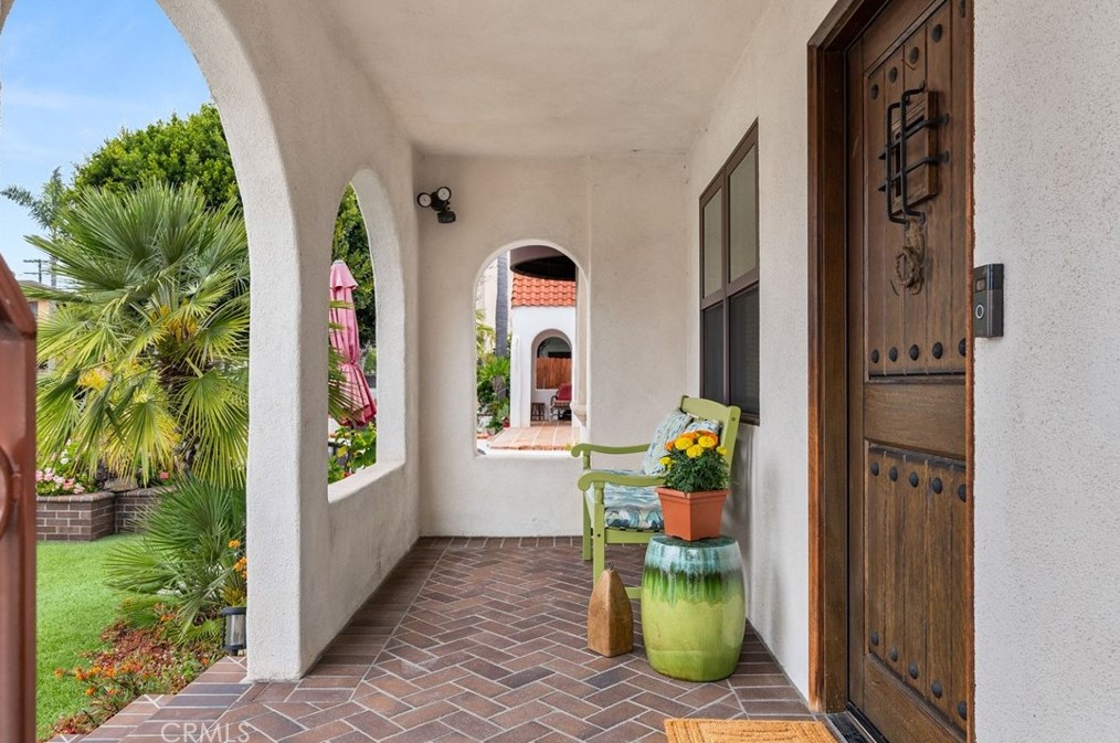 236 Granada Ave, Long Beach CA  90803-5512 exterior