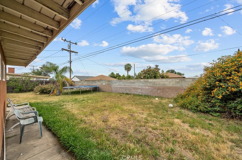 565 Van Koevering St, Rialto CA  92376-5237 exterior