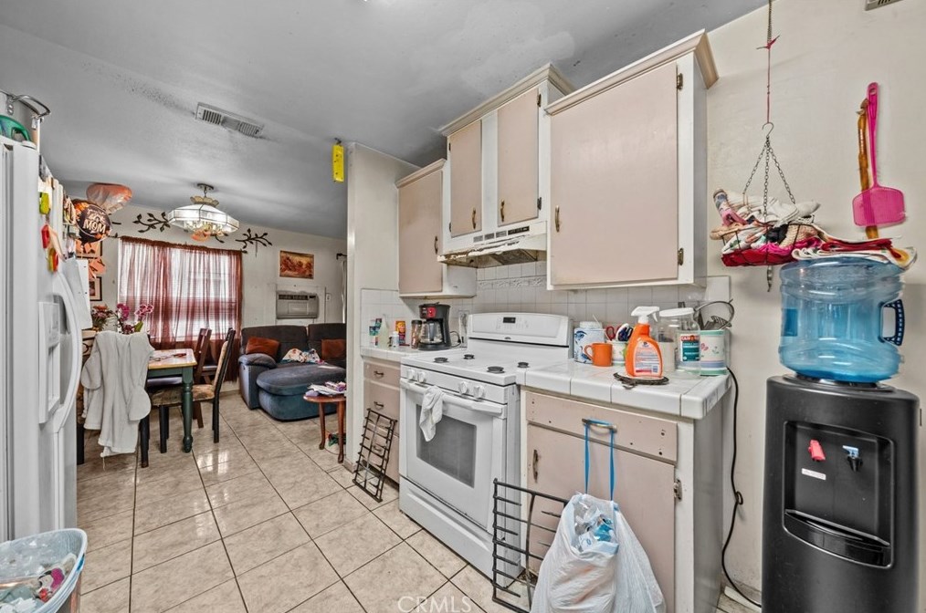 565 Van Koevering St, Rialto CA  92376-5237 exterior