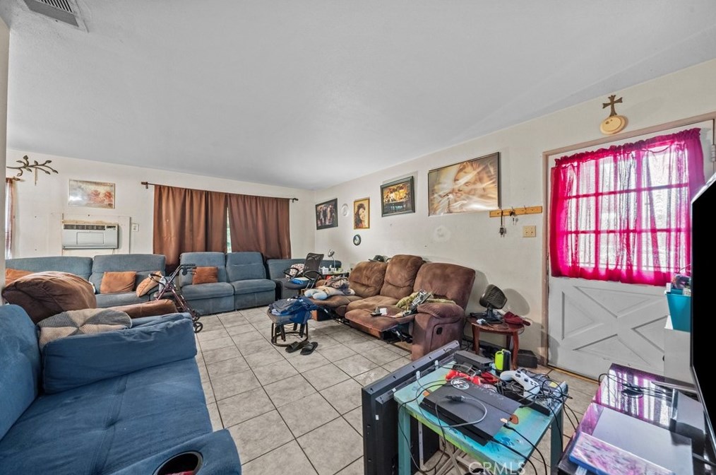 565 Van Koevering St, Rialto CA  92376-5237 exterior