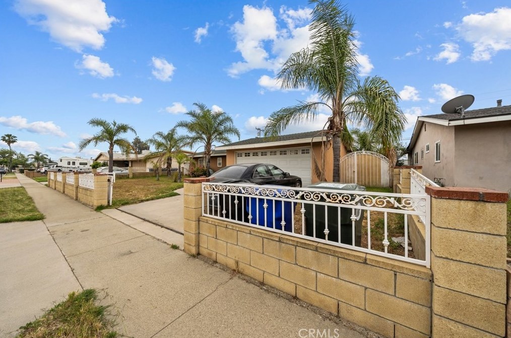 565 Van Koevering St, Rialto CA  92376-5237 exterior