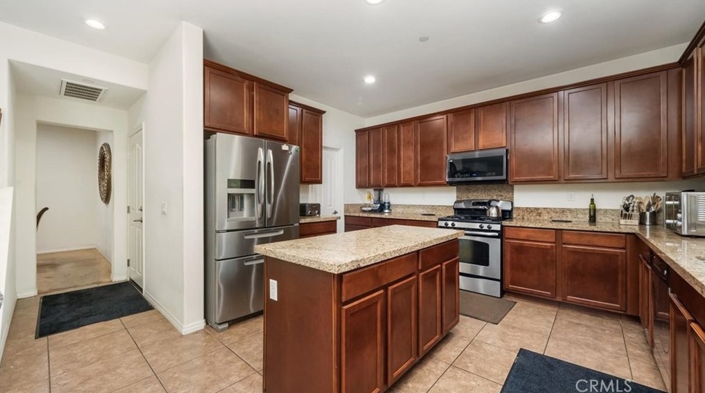 17952 Passionflower Ln, San Bernardino CA  92407-9005 exterior