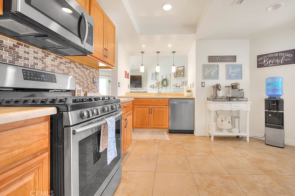 8337 Pristine Pl, Riverside CA  92509-7145 exterior