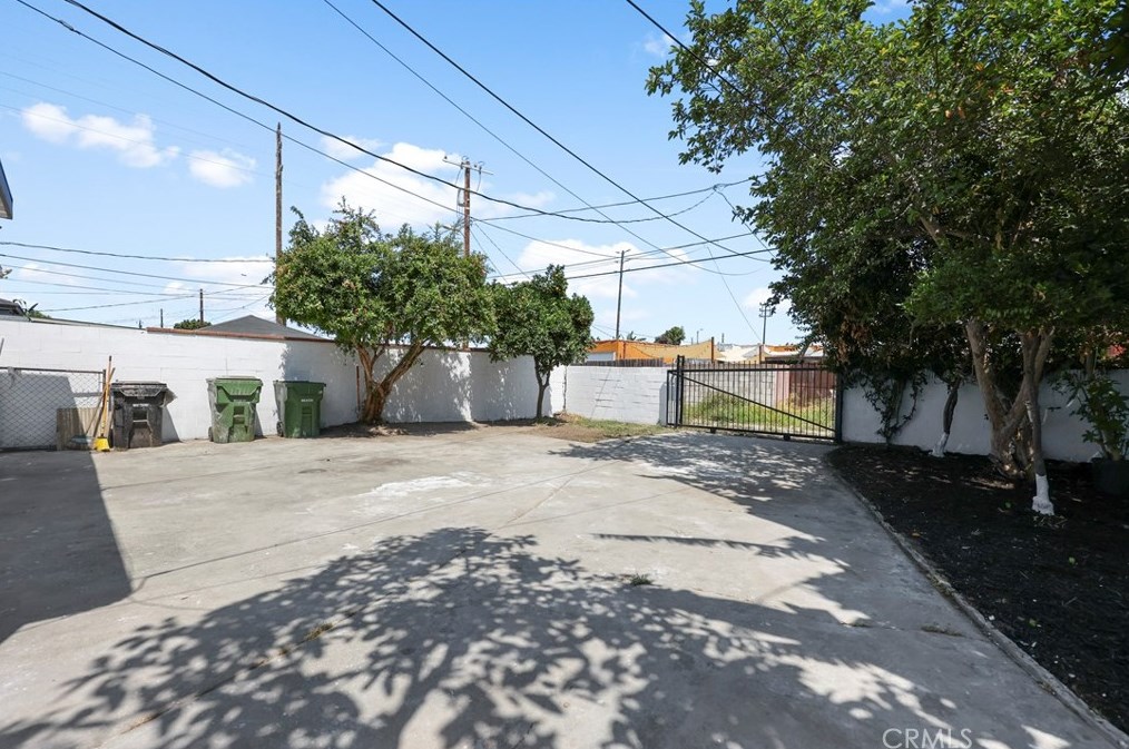 811 94th St, Los Angeles CA  90044-4701 exterior