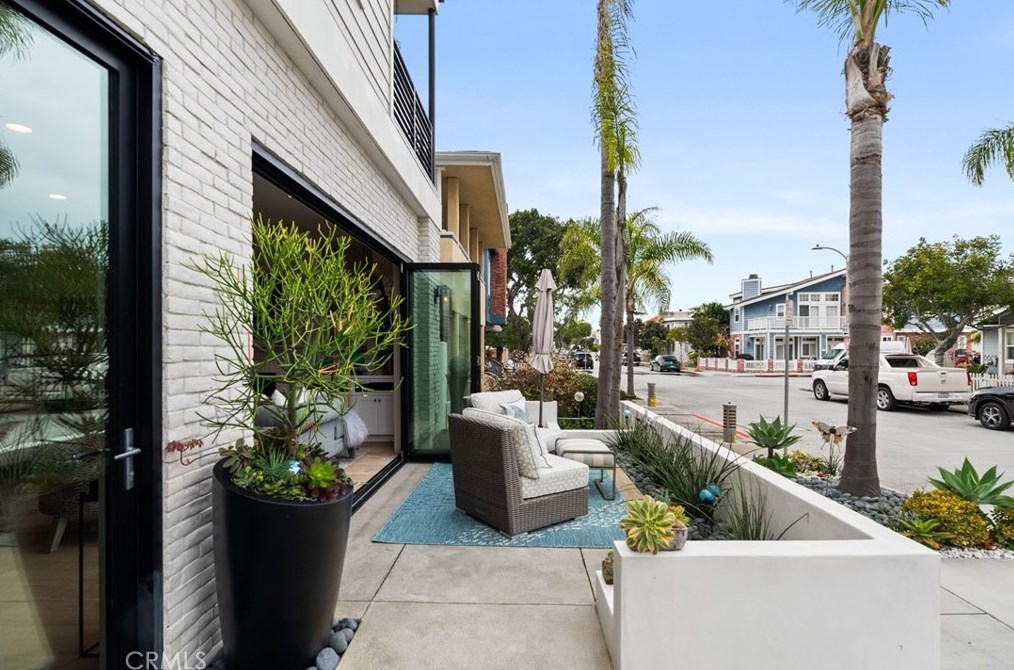 115 Bay Ave, Newport Beach CA  92662-1045 exterior