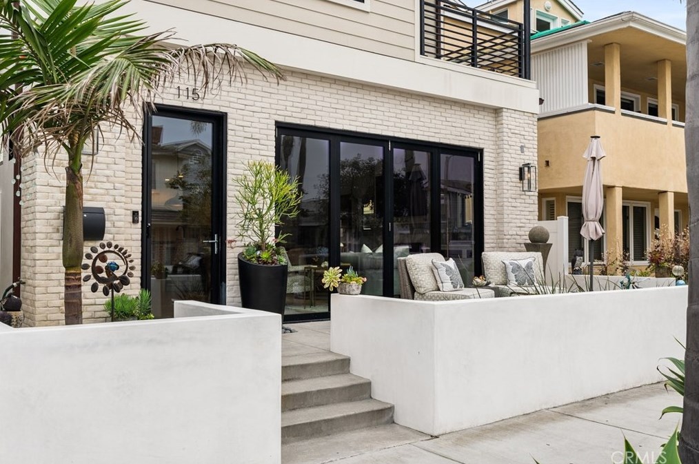115 Bay Ave, Newport Beach CA  92662-1045 exterior