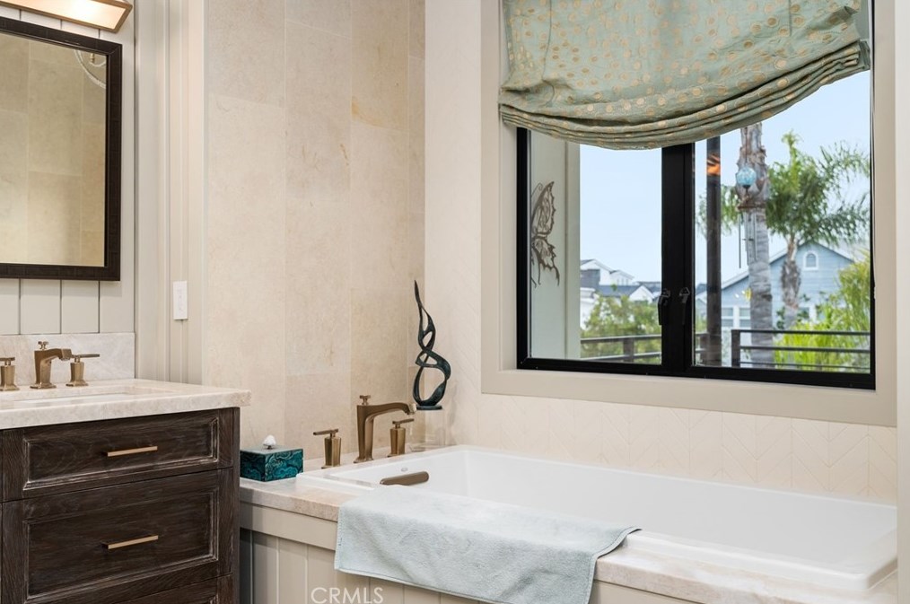 115 Bay Ave, Newport Beach CA  92662-1045 exterior