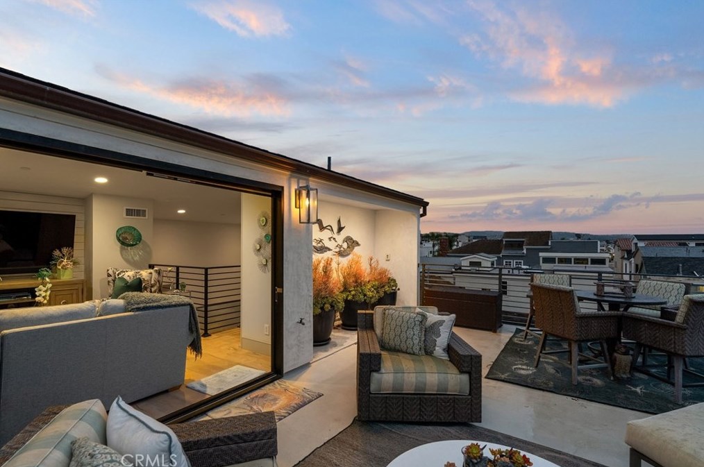 115 Bay Ave, Newport Beach CA  92662-1045 exterior