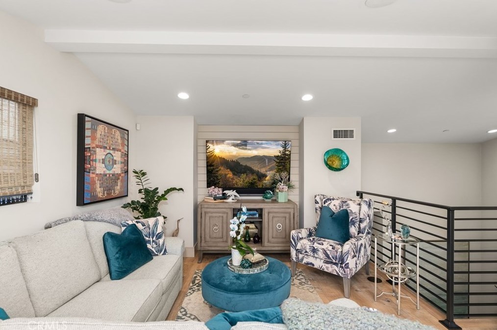 115 Bay Ave, Newport Beach CA  92662-1045 exterior