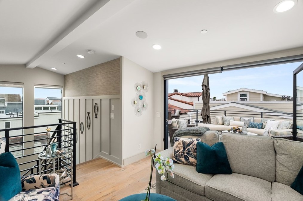 115 Bay Ave, Newport Beach CA  92662-1045 exterior