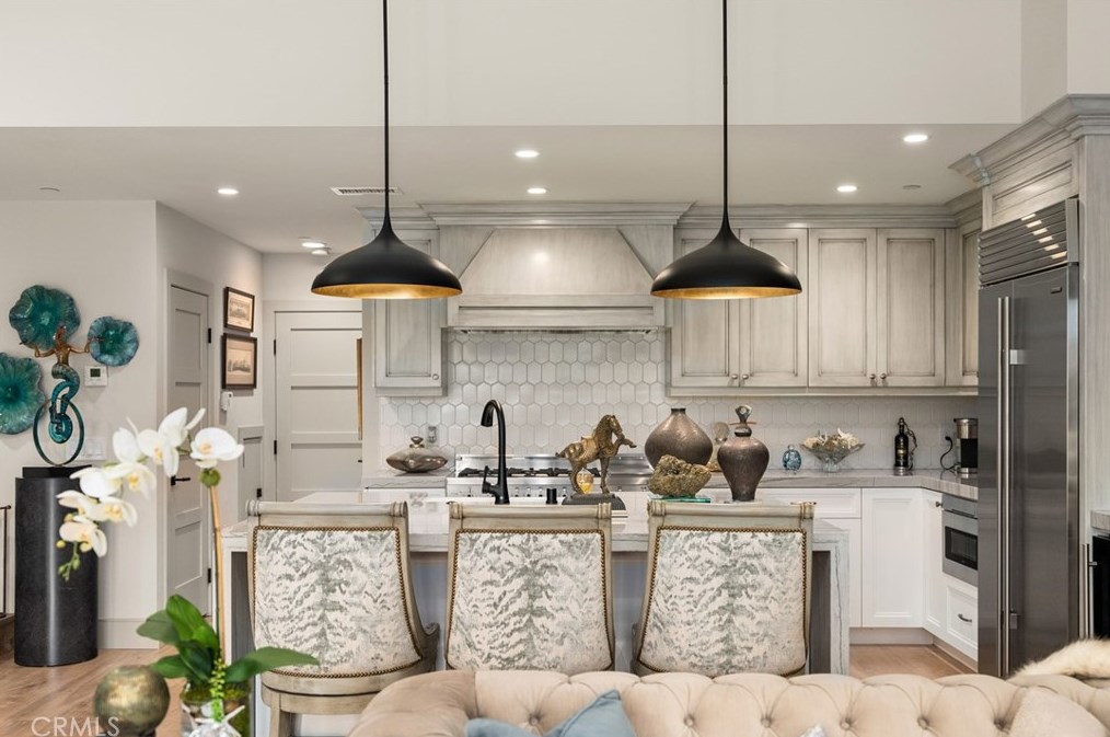115 Bay Ave, Newport Beach CA  92662-1045 exterior