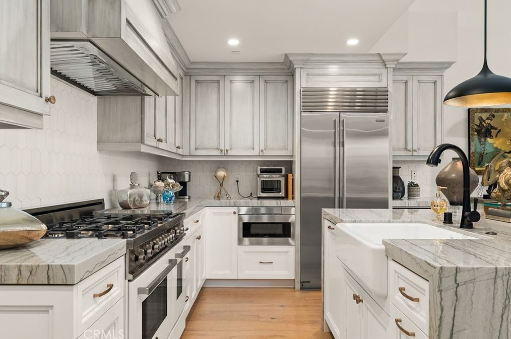 115 Bay Ave, Newport Beach CA  92662-1045 exterior