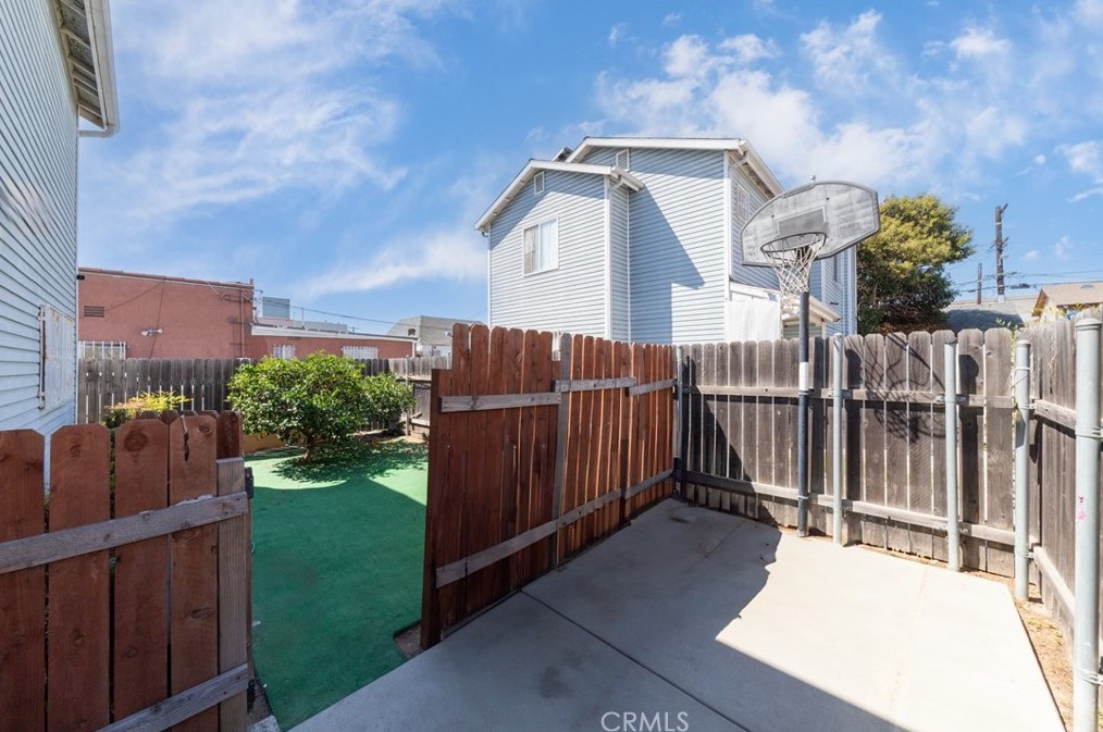 10517 Broadway, Los Angeles CA  90061-2021 exterior