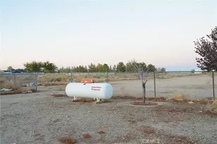 818 60th St, Rosamond, CA 93560 - Photo 9