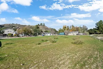 2 Taft Ct, Val Verde, CA 91383 - Photo 23