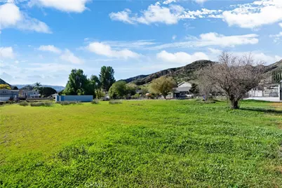 2 Taft Ct, Val Verde, CA 91383 - Photo 25