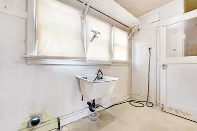 4239 South Raymond Avenue, Los Angeles, CA 90037 - Photo 23