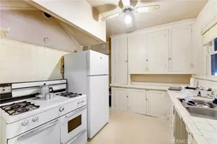 4239 S Raymond Ave, Los Angeles, CA 90037 - Photo 11