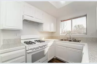 1126 W Calle De La Luna # 4, Azusa, CA 91702 - Photo 17