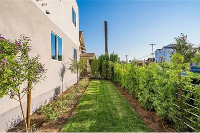 1348 W 41st Place, Los Angeles, CA 90037 - Photo 17