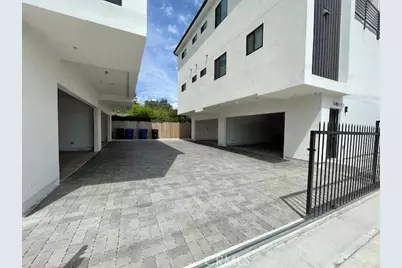 11451 W Victory Boulevard, North Hollywood, CA 91606 - Photo 7