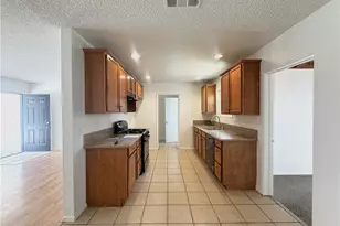 490 Avignon Ct, Riverside, CA 92501 - Photo 5