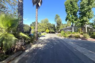22238 Flanco Rd, Woodland Hills, CA 91364 - Photo 21