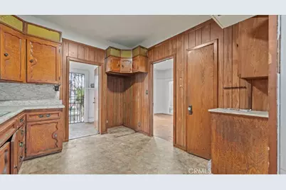 872 W 47th Street, Los Angeles, CA 90037 - Photo 13