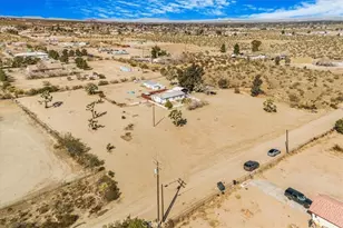 13378 Paramount Rd, Phelan, CA 92371 - Photo 3