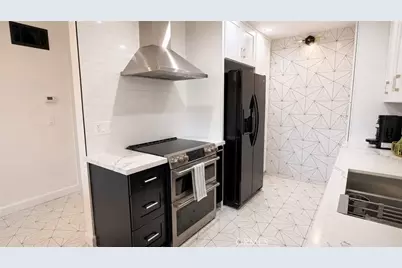 12720 Burbank #305, Valley Village, CA 91607 - Photo 7