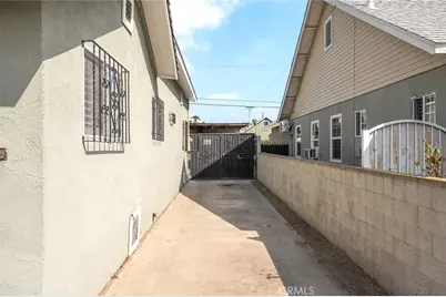 827 W 104th Place, Los Angeles, CA 90044 - Photo 17