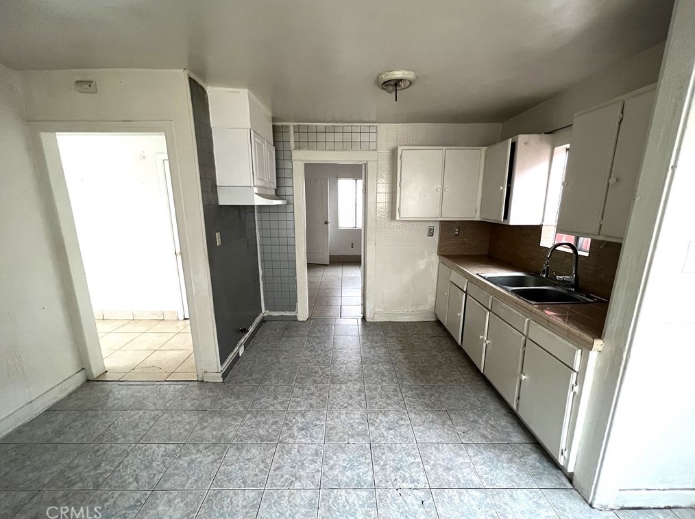 439 105th St, Los Angeles CA  90003-4912 exterior