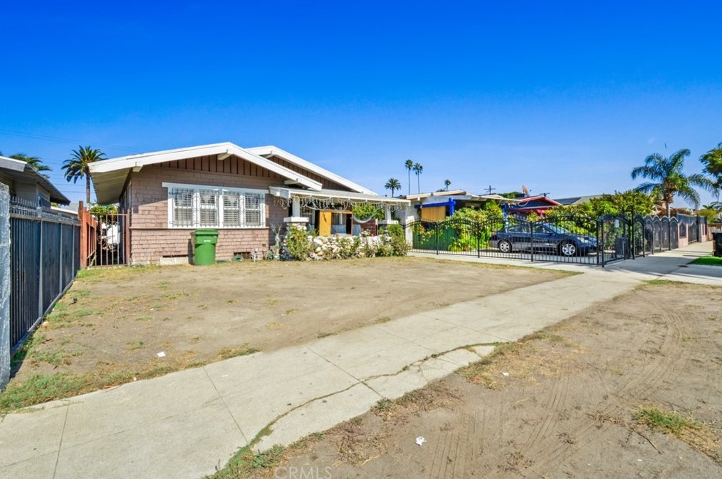 1321 51 Pl, Los Angeles CA 90062-2339 exterior