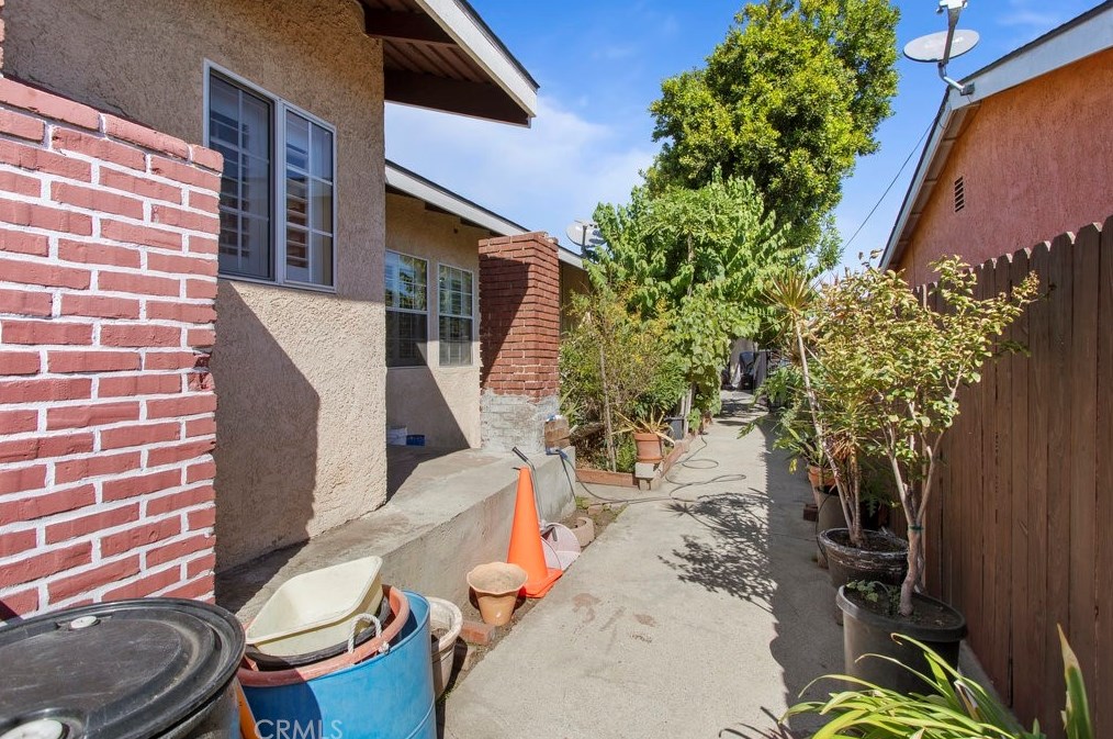 211 126th St, Los Angeles CA  90044-3818 exterior