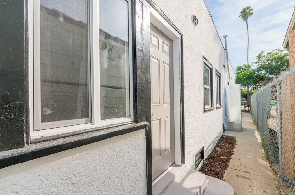 325 65th St, Los Angeles CA  90003-1425 exterior