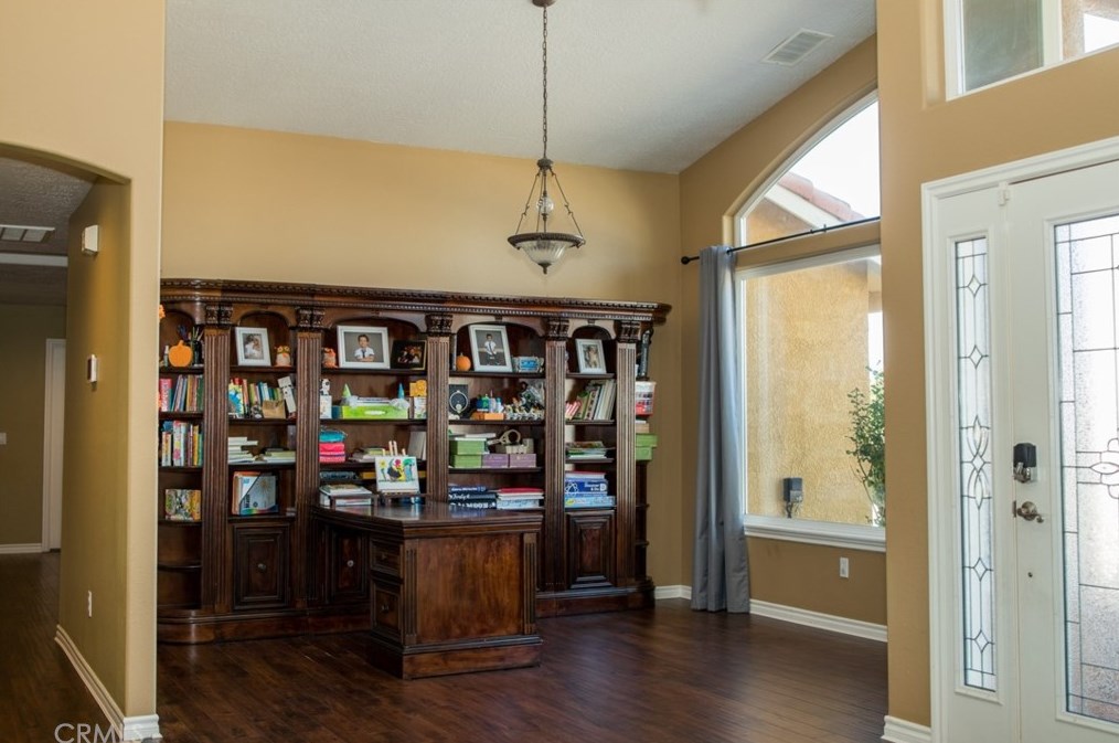 14955 Riverside Ct, Apple Valley CA  92307-4853 exterior