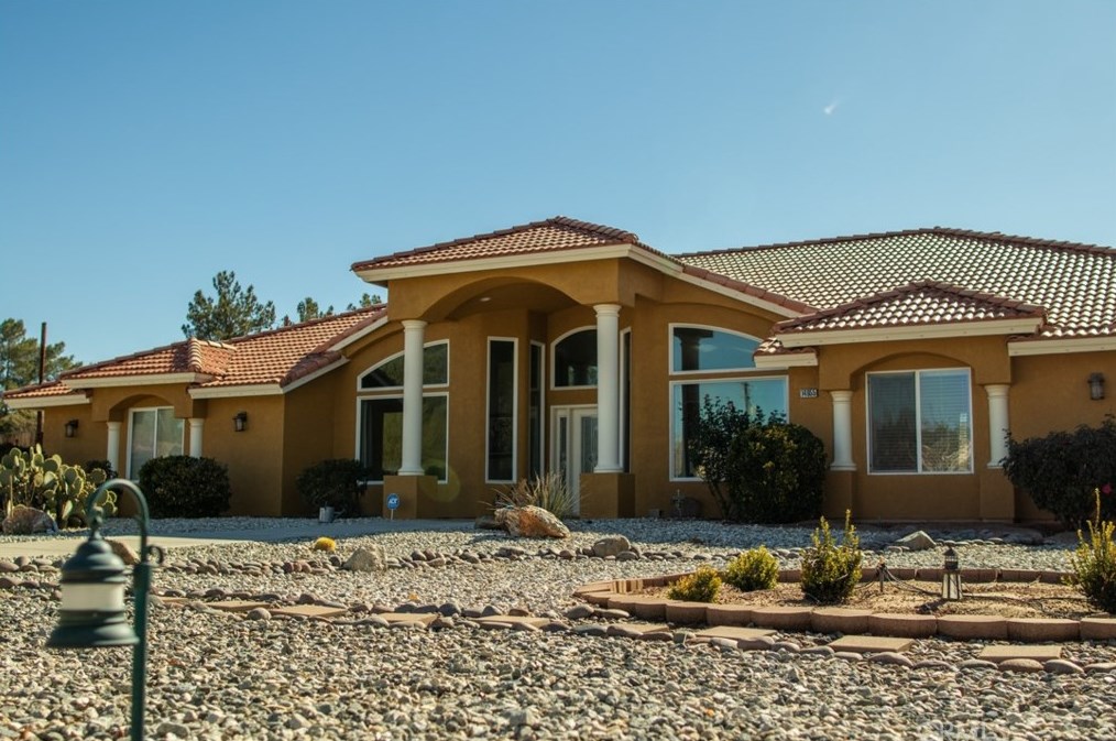 14955 Riverside Ct, Apple Valley CA  92307-4853 exterior
