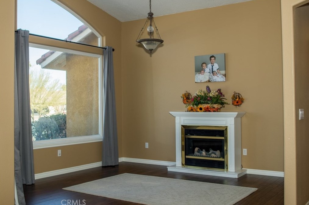 14955 Riverside Ct, Apple Valley CA  92307-4853 exterior